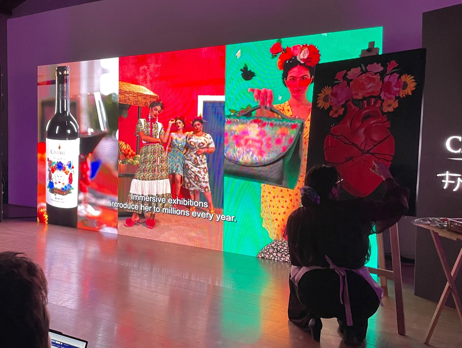 Mimí Palacios pintando una obra de Frida Kahlo en vivo durante un evento