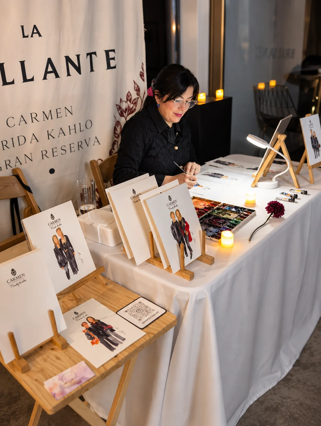 Mimí Palacios pintando retratos rápidos en un evento de Viña Carmen