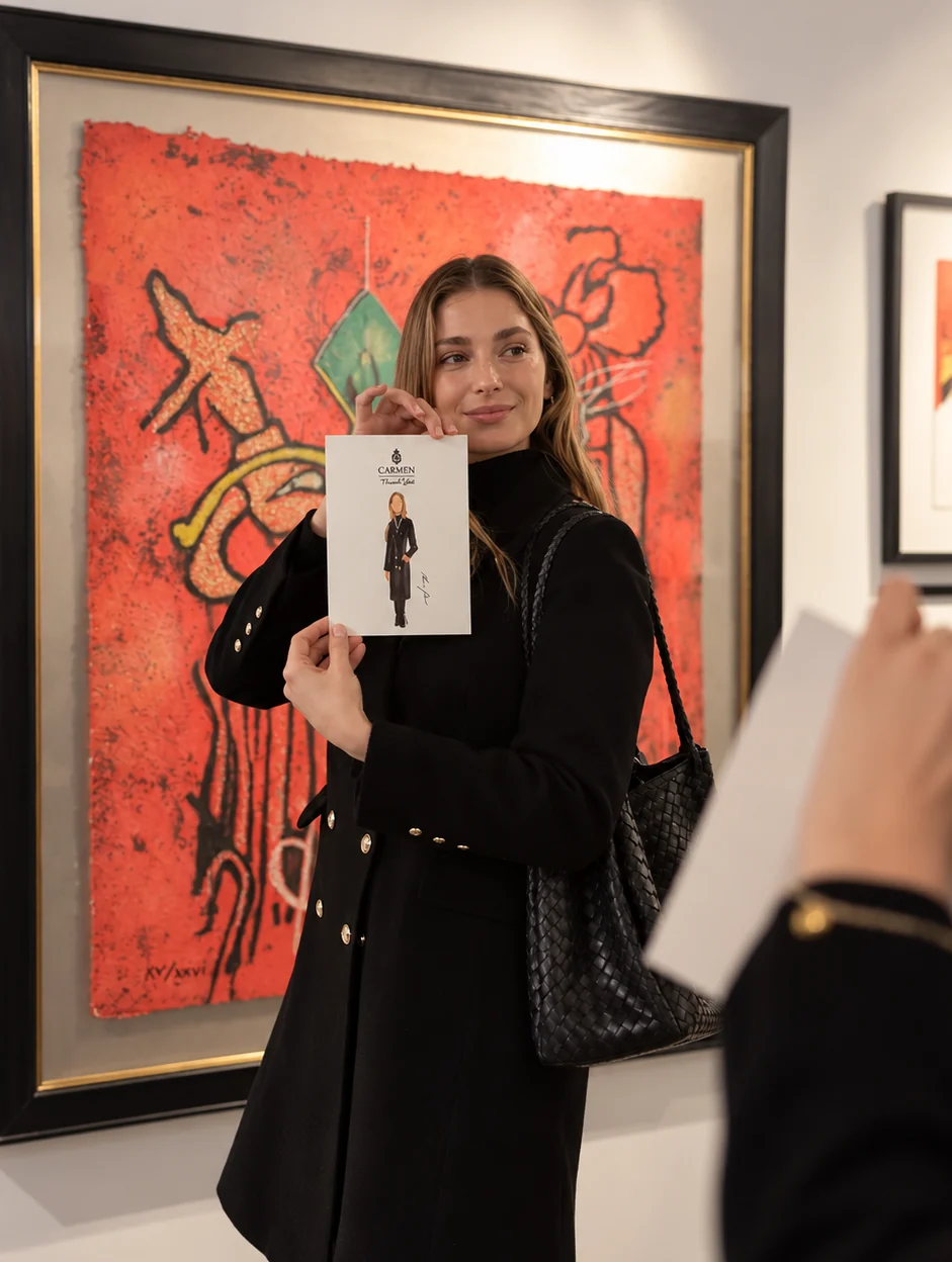 Invitada mostrando su retrato en acuarela durante un evento corporativo