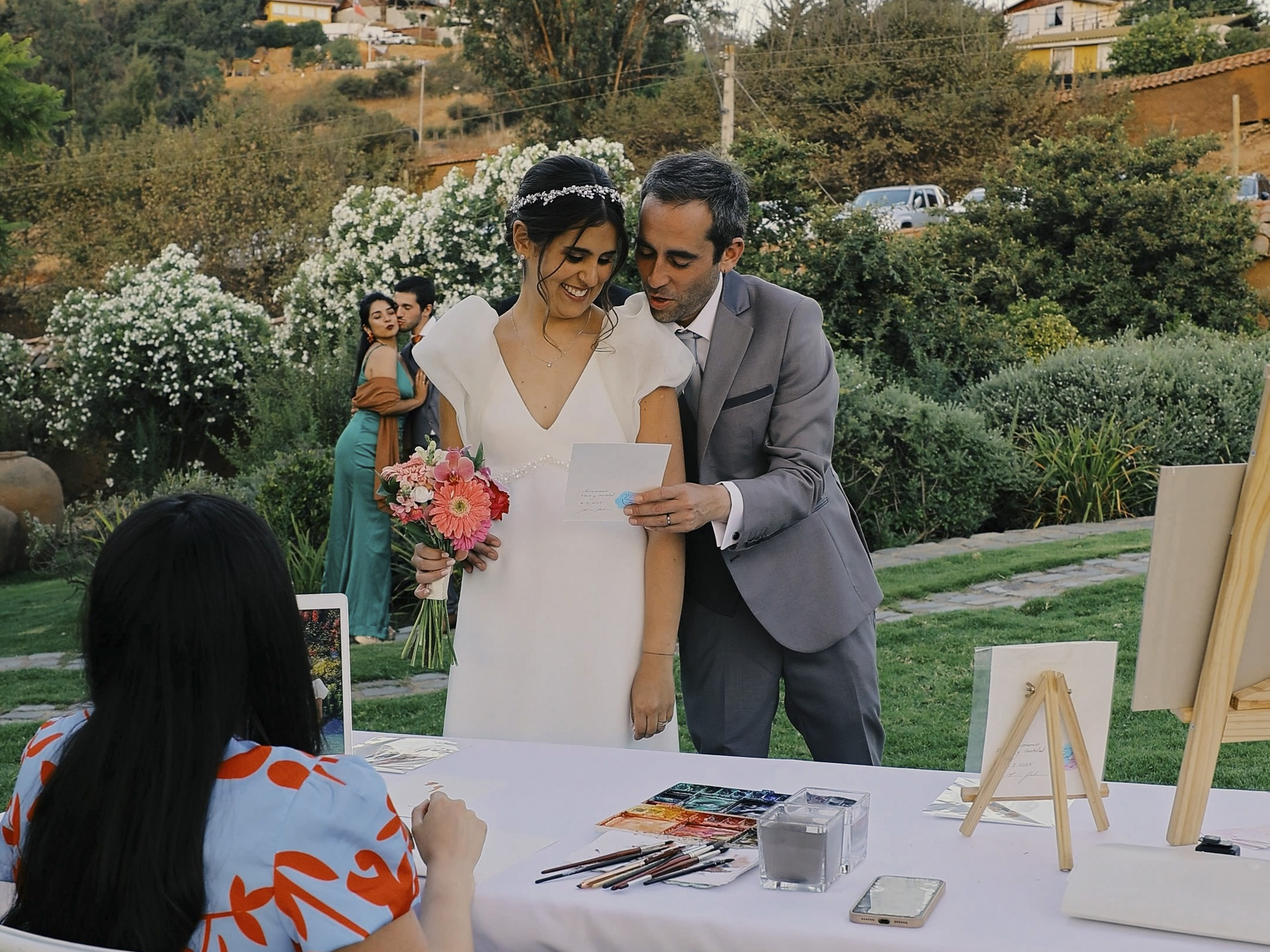 Novios observando los retratos pintados durante su matrimonio
