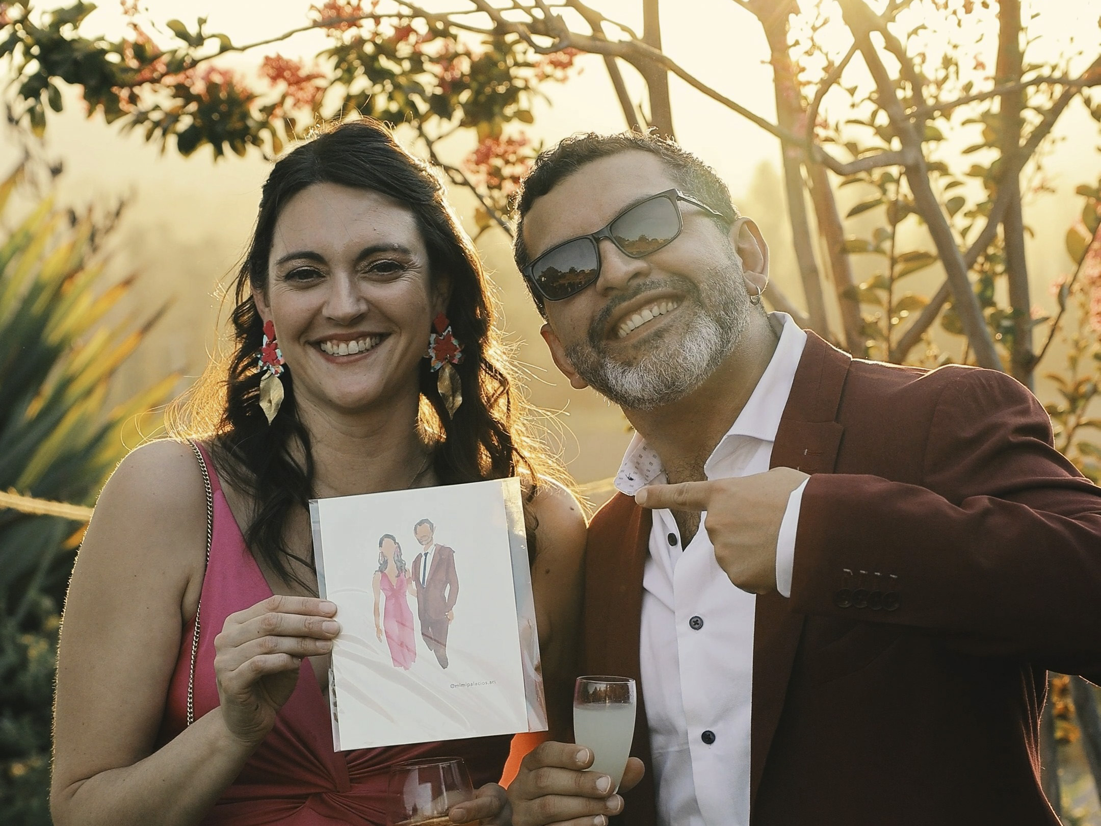 Invitados mostrando su retrato personalizado en acuarela