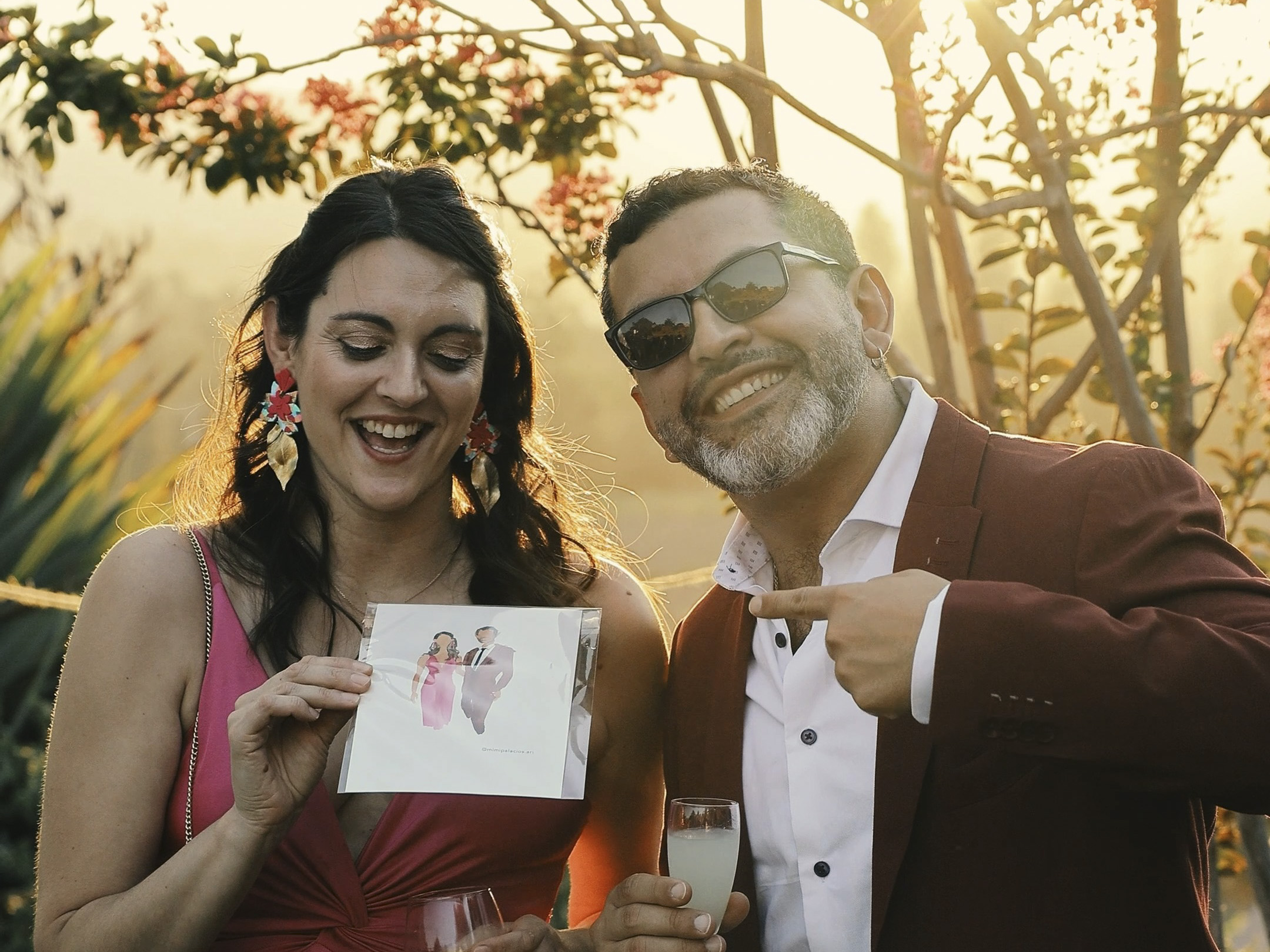Invitados celebrando con su retrato en acuarela