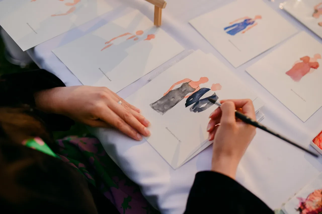 Detalle del proceso de pintura de retratos en acuarela durante un matrimonio