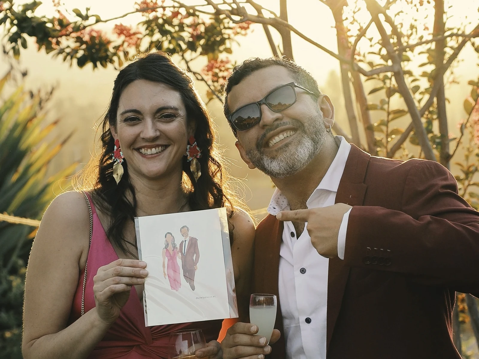 Invitados mostrando su retrato personalizado en acuarela