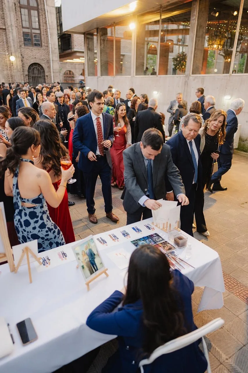 Invitados junto al espacio de arte en vivo durante un matrimonio