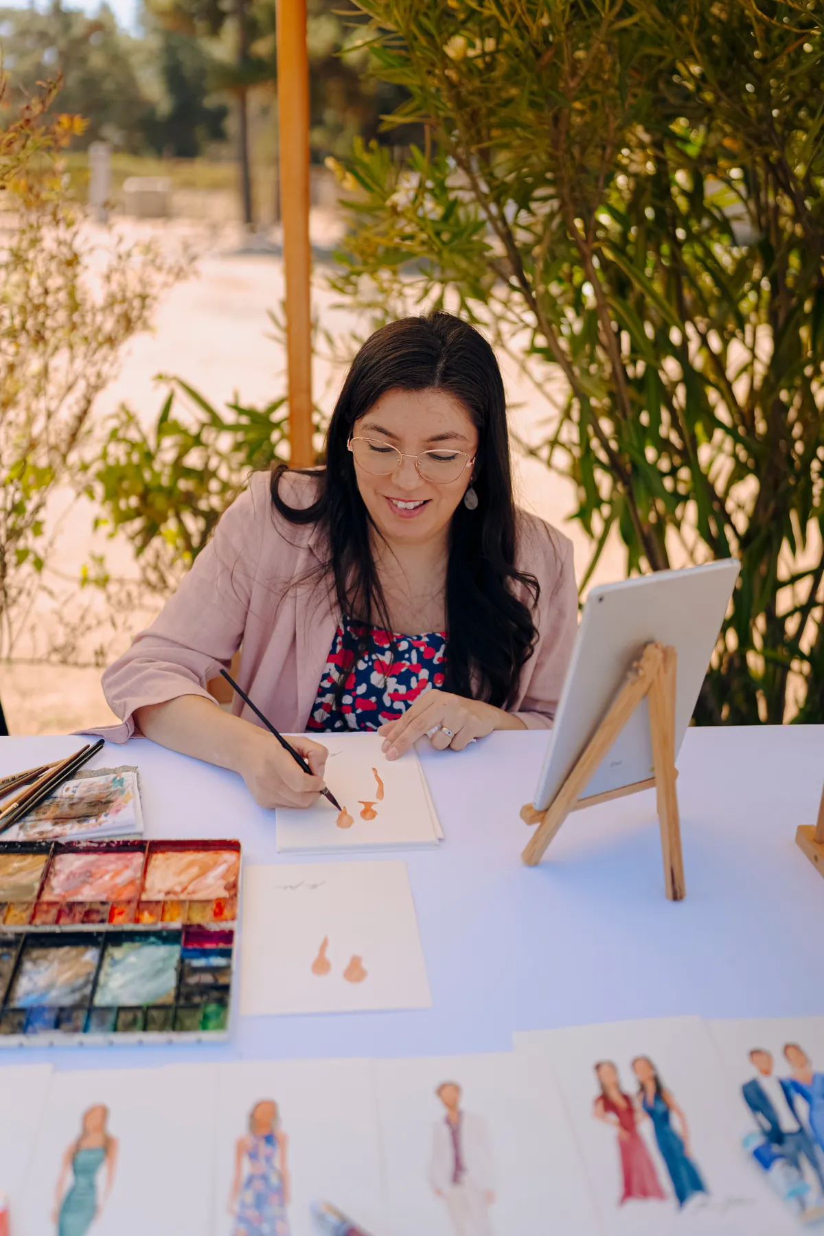 Mimí Palacios pintando retratos en acuarela en vivo