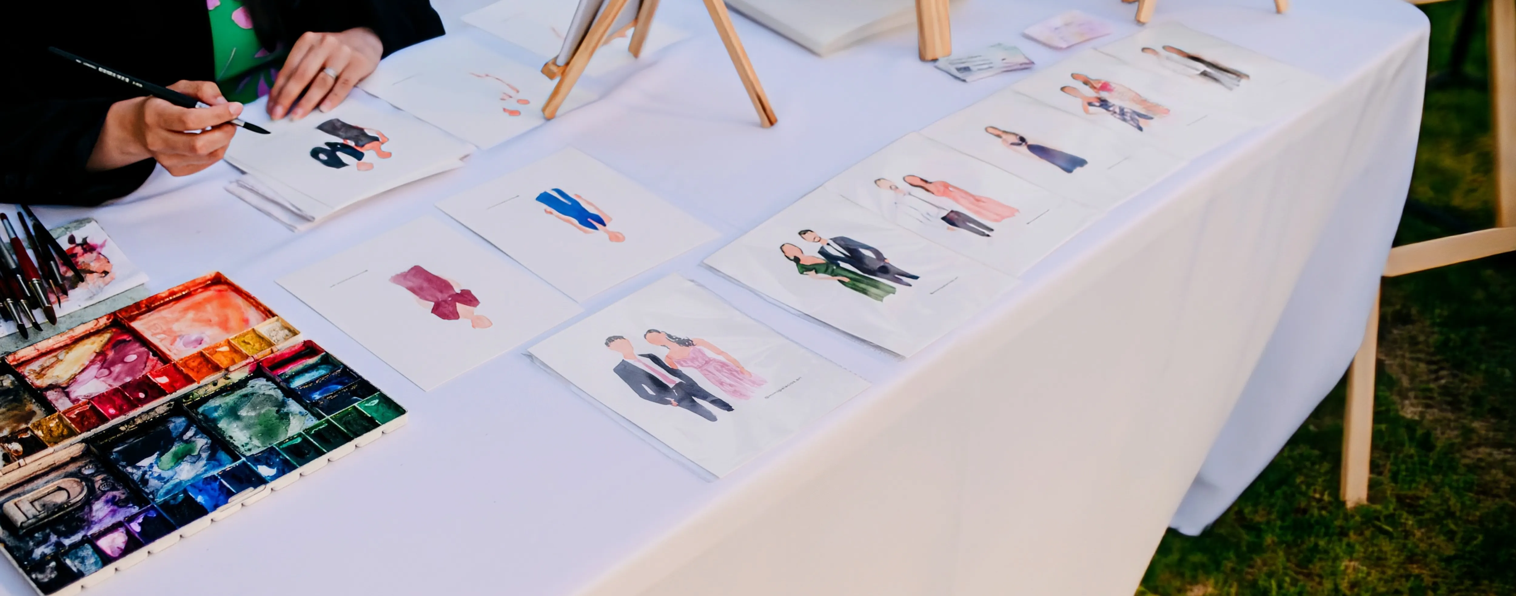 Mimí pintando retratos en acuarela durante un evento