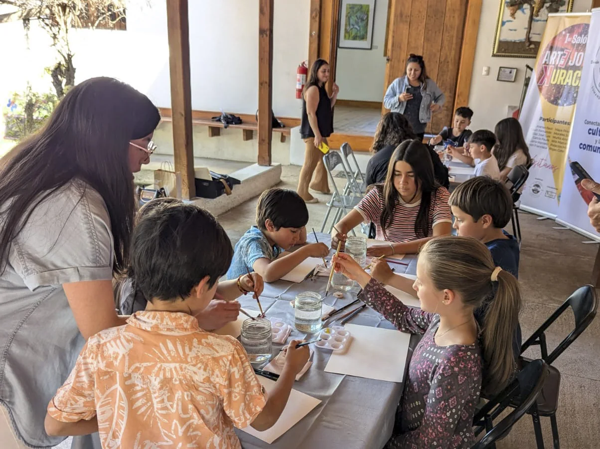 Niños pintando durante una clase grupal de acuarela